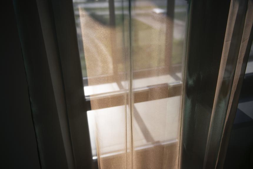 В Москве пенсионерка выпала из окна в попытке покормить дворовую кошку