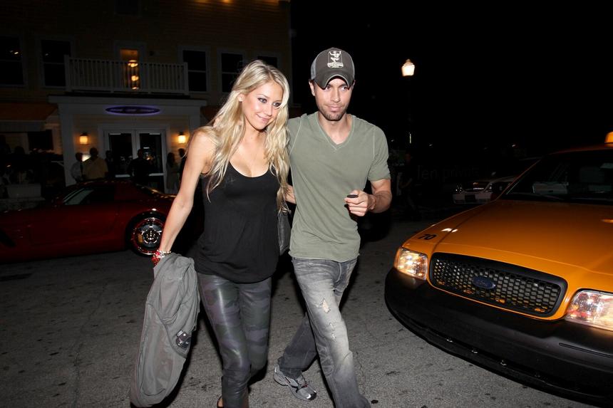 Анна Курникова впервые за долгое время появилась на публике с тремя детьми