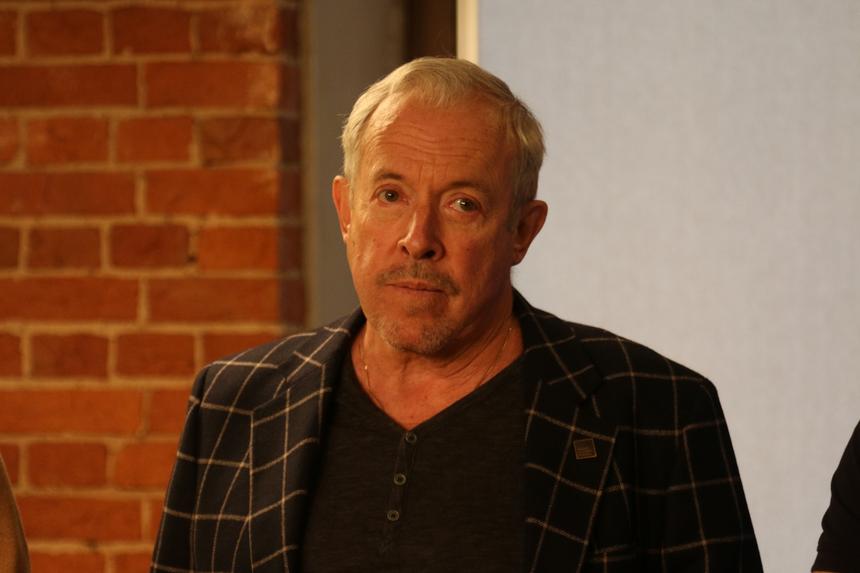 Тарелки от 3 тысяч: Андрей Макаревич* не может продать выпущенную 15 лет назад посуду со своими рисунками