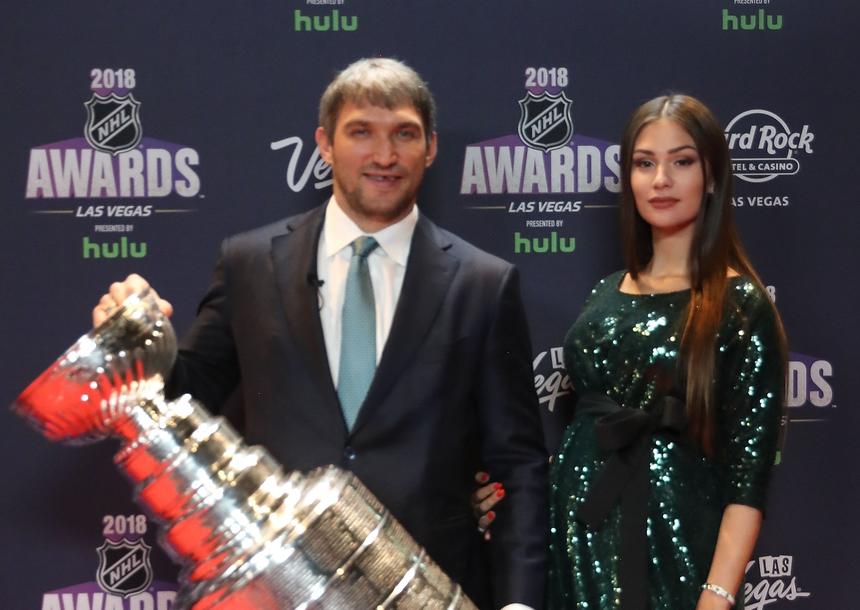 Супруга хоккеиста Александра Овечкина впечатлила подписчиков новыми фотографиями в золотом платье