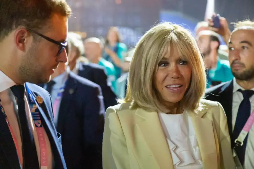 Нашли возле дома: во Франции при загадочных обстоятельствах погиб хирург, посвященный в тайну Брижит Макрон