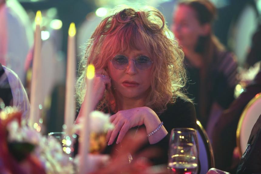 «Руки могут трястись на фоне стресса»: раскрывшей проблемы со здоровьем Алле Пугачевой поставили диагноз