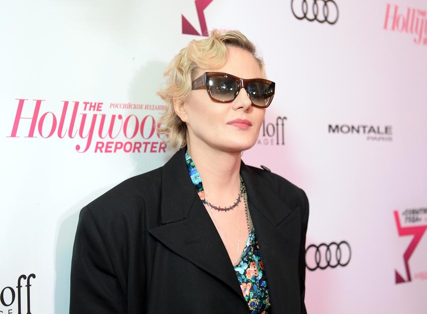 58-летняя актриса Рената Литвинова поразила поклонников новым фото в платье со странным декольте