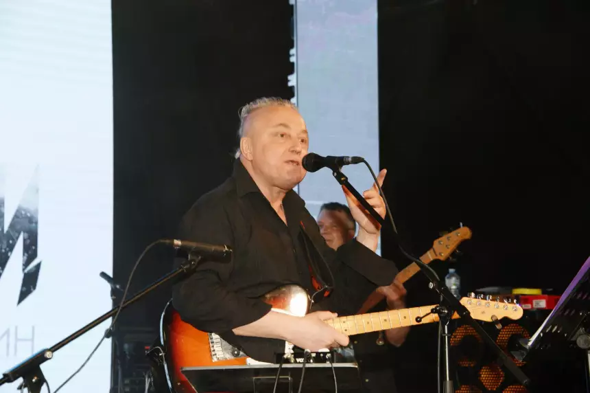 Сообщил, что за ним охотятся снайперы: фанат ворвался в гримерку певца Павла Кашина и напугал его