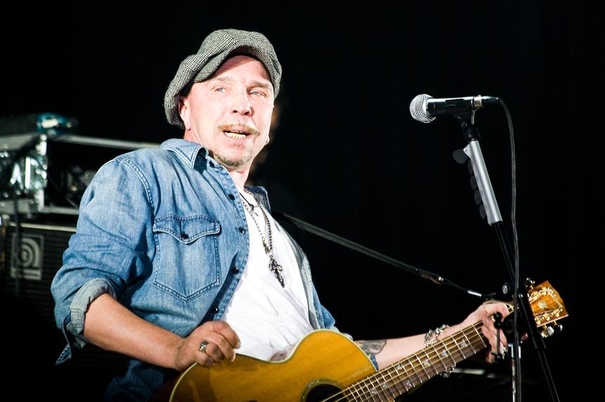 Рок-музыкант Гарик Сукачев поделился редким фото с супругой и двумя детьми