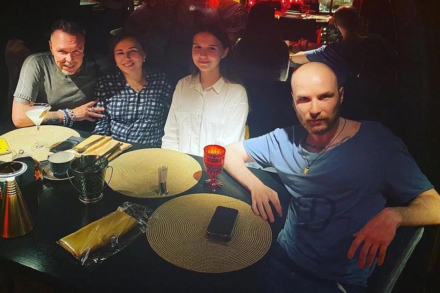 Рок-музыкант Гарик Сукачев поделился редким фото с супругой и двумя детьми