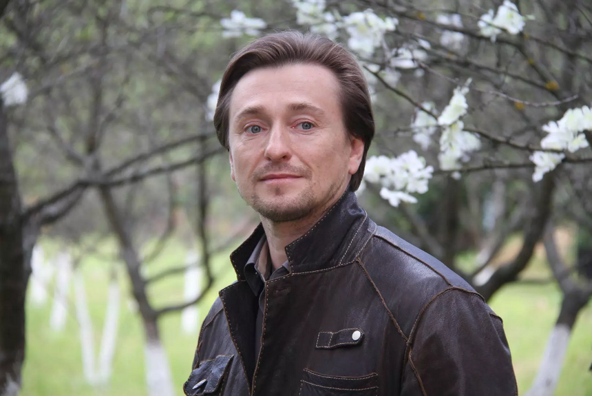 «Не буду бросать камень»: Сергей Безруков объяснил, чем театр лучше кино