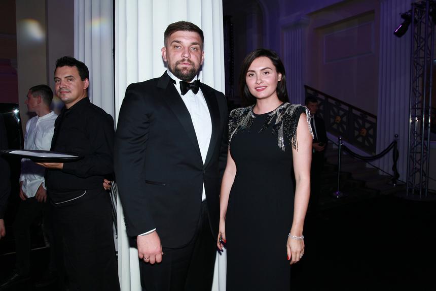 Жена Басты поругалась с беременной фанаткой мужа из-за критики его концерта