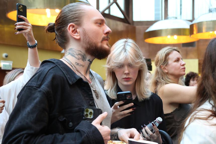 Уже готова: юная дочь Абдулова хочет вывести отношения с режиссером на новый уровень