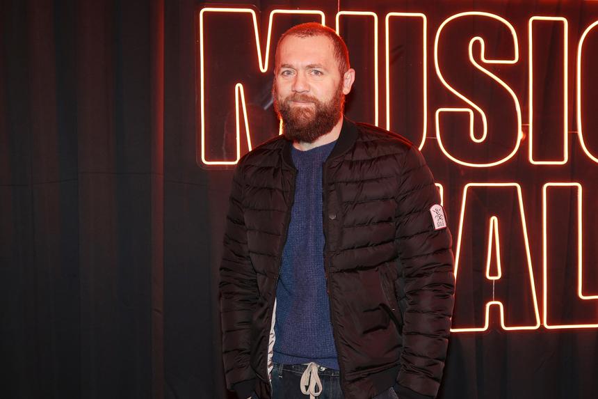 «Я бы не назвал свое детство радостным»: Денис Шведов рассказал о становлении характера