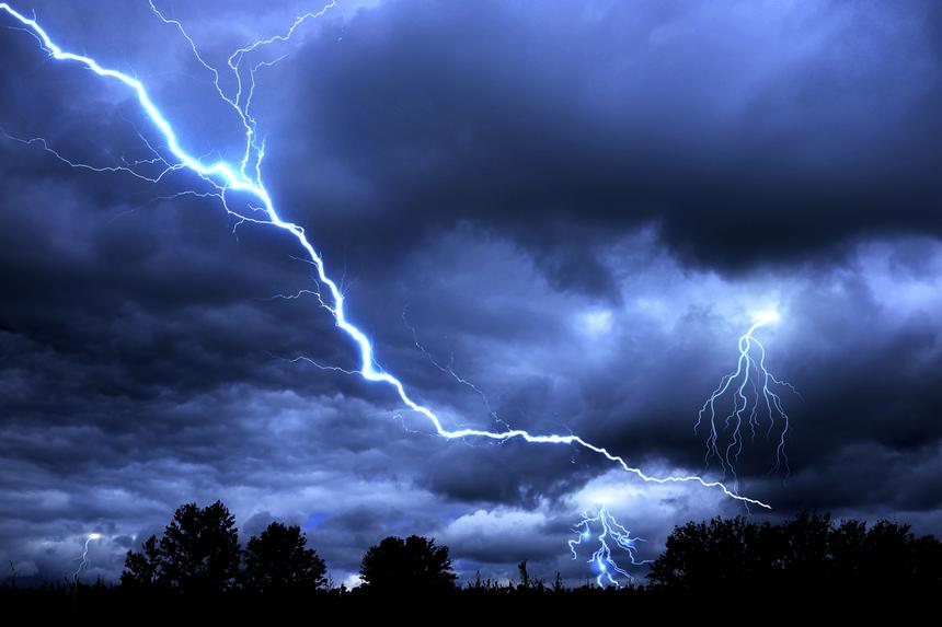 Молния ударила в трех рыбаков на берегу озера в Кемеровской области: один мужчина погиб