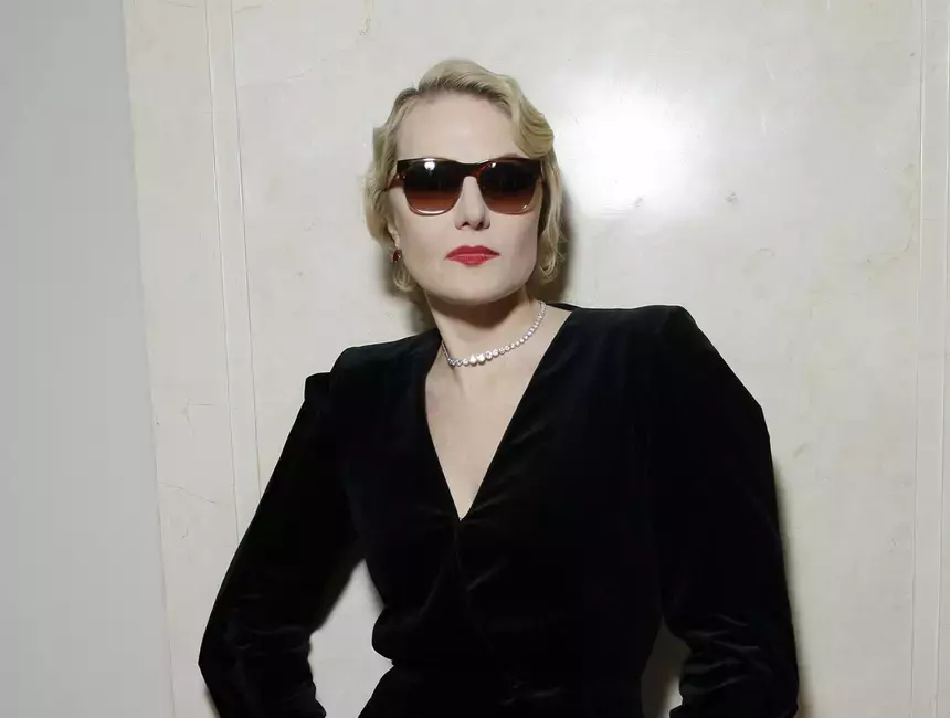 58-летняя актриса Рената Литвинова показала закулисье съемки в черном корсете