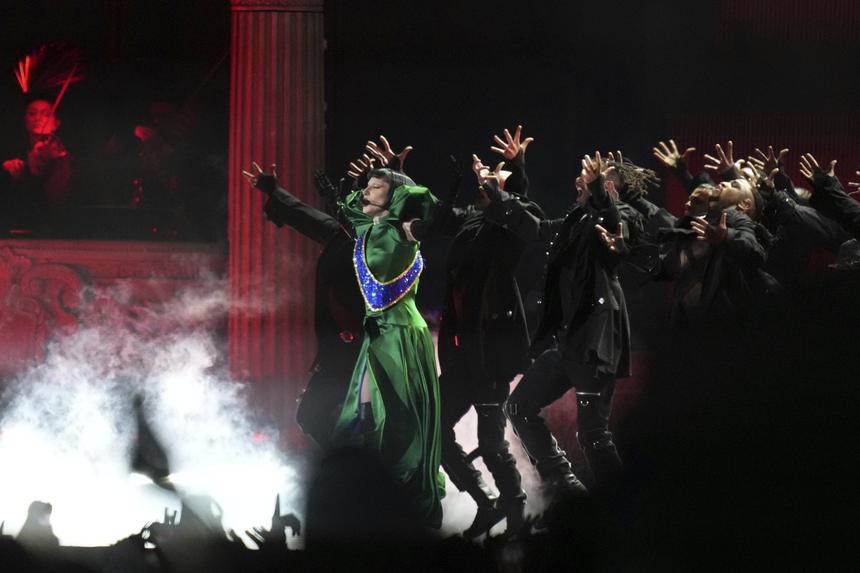 Конкурентка SHAMAN и Кадышевой? Плащ Леди Гаги на выступлении окрасился в цвет флага России