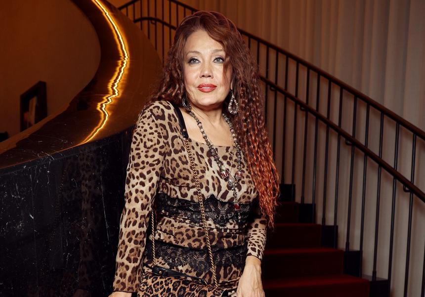 Вырвала из лап вороны: Азиза чудом спасла белоснежного котенка