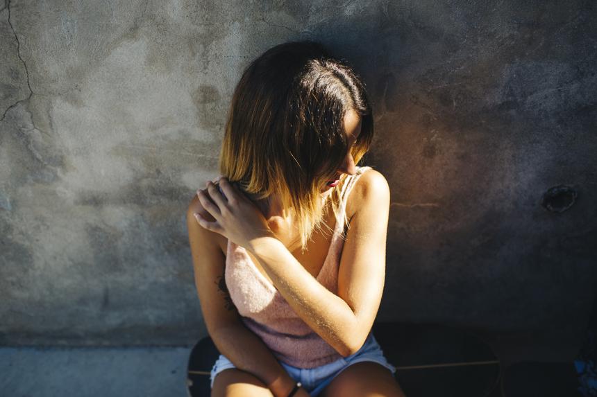 «Тебя убьют»: получившую пинок от незнакомца москвичку травят в соцсетях