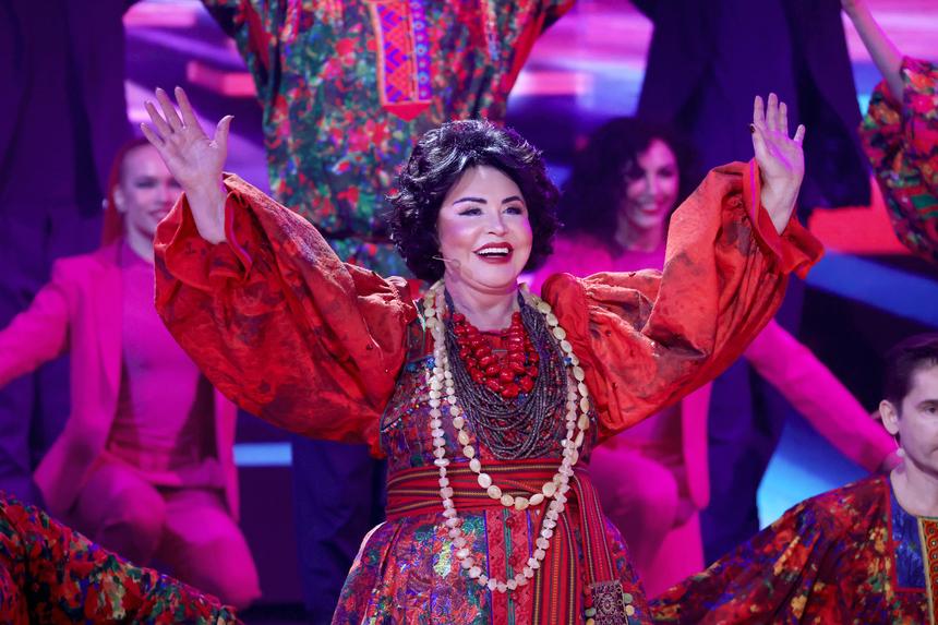 Переусердствовала с пластикой? Надежда Бабкина стала выглядеть ровесницей невестки