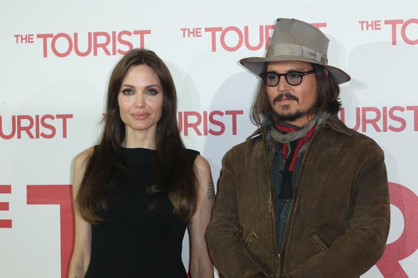 «Он влюблен в нее уже много лет»: Анджелину Джоли и Джонни Деппа заподозрили в тайном романе