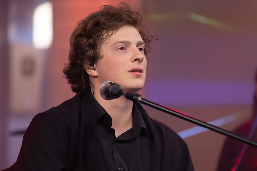 «У меня есть песня лучше, чем "Кухни"»: солист группы «Бонд с кнопкой» рассказал о творчестве