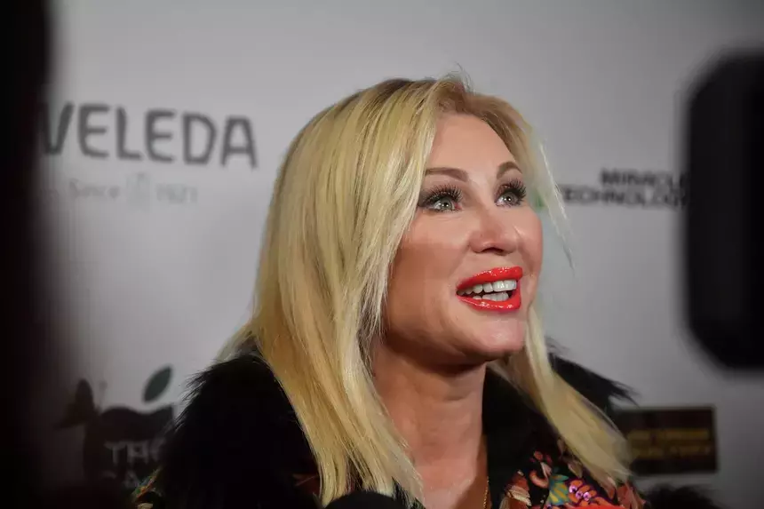 «Психически больной»: Вика Цыганова разнесла Богомолова, получившего звание Заслуженного деятеля искусств