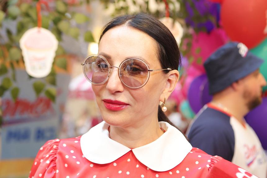 «Когда он успел так вырасти?»: Алика Смехова вышла в свет с младшим сыном