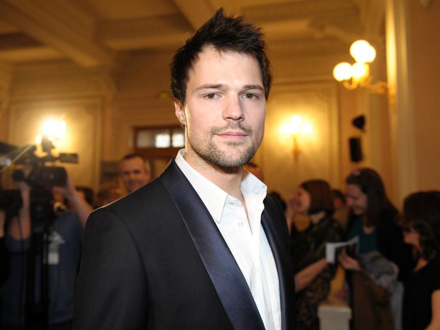 Актера Данилу Козловского заметили в аэропорту с пятилетней дочерью от Зуевой