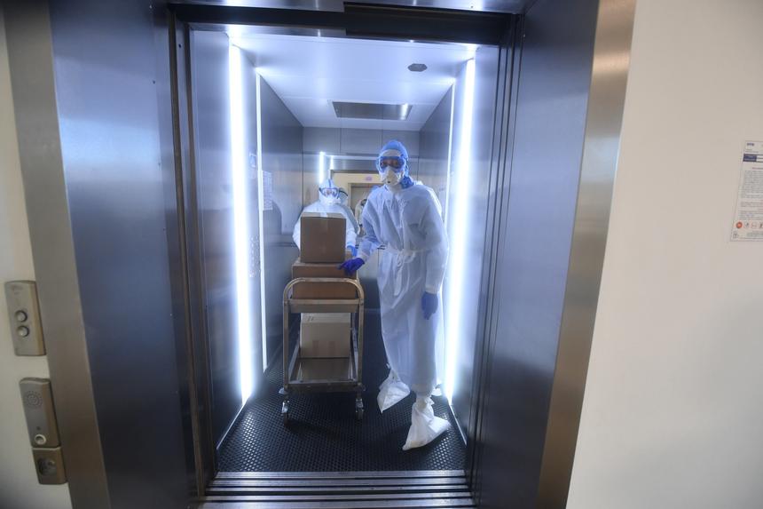 Лифт оторвал голову хирургу на глазах у напуганной коллеги