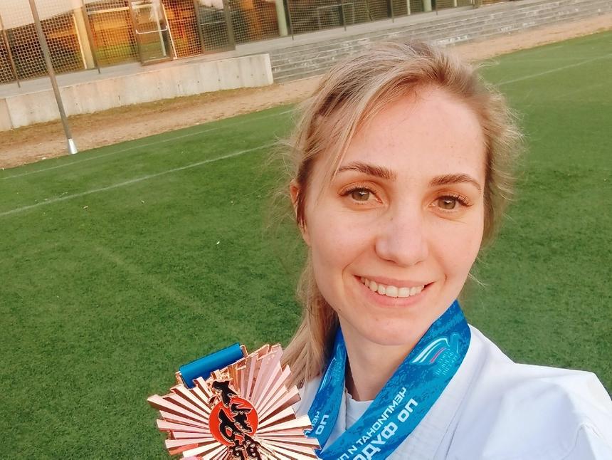 «Я не могу поверить»: мать и сыновья задушенной мужем тренера по карате едва стояли на ногах у ее гроба