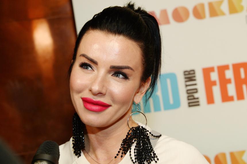 40-летняя Юлия Волкова похвасталась фигурой во время прогулки на яхте