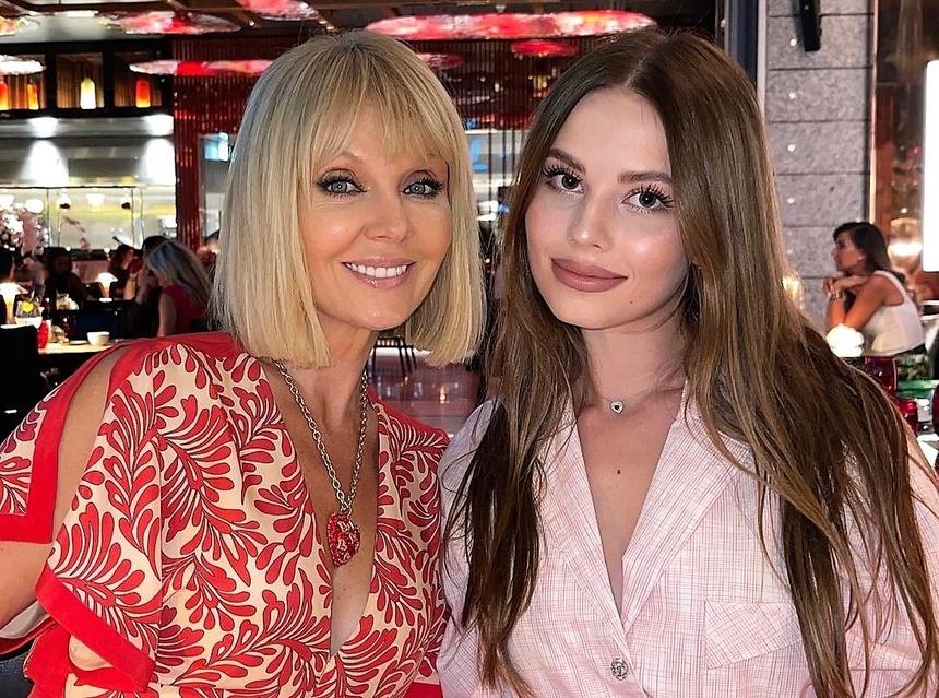 «Я плашмя упала на пол, не могла открыть глаза»: невестку певицы Валерии увезли на скорой в больницу