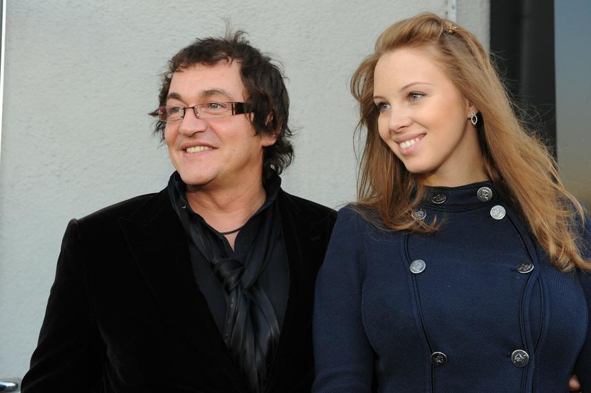 «Прикупил дом уже в марте»: жена Дмитрия Диброва живет с любовником в особняке рядом с мужем