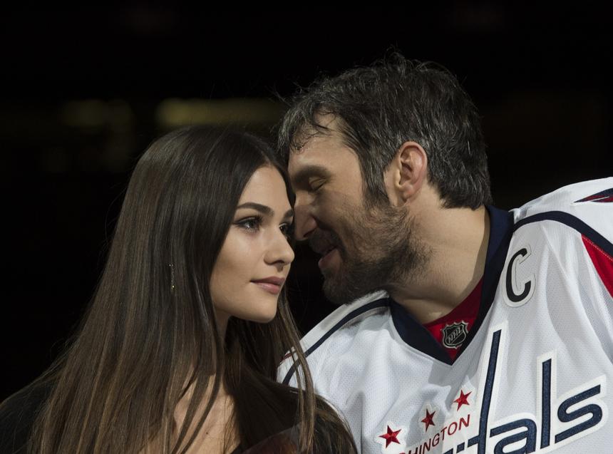 Вел себя отстраненно, ни с кем не общался: Овечкин приехал на Троекуровское кладбище по важному поводу