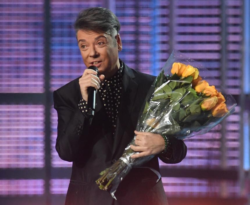 «Скучают»: вдова Валентина Юдашкина привезла внуков на могилу модельера