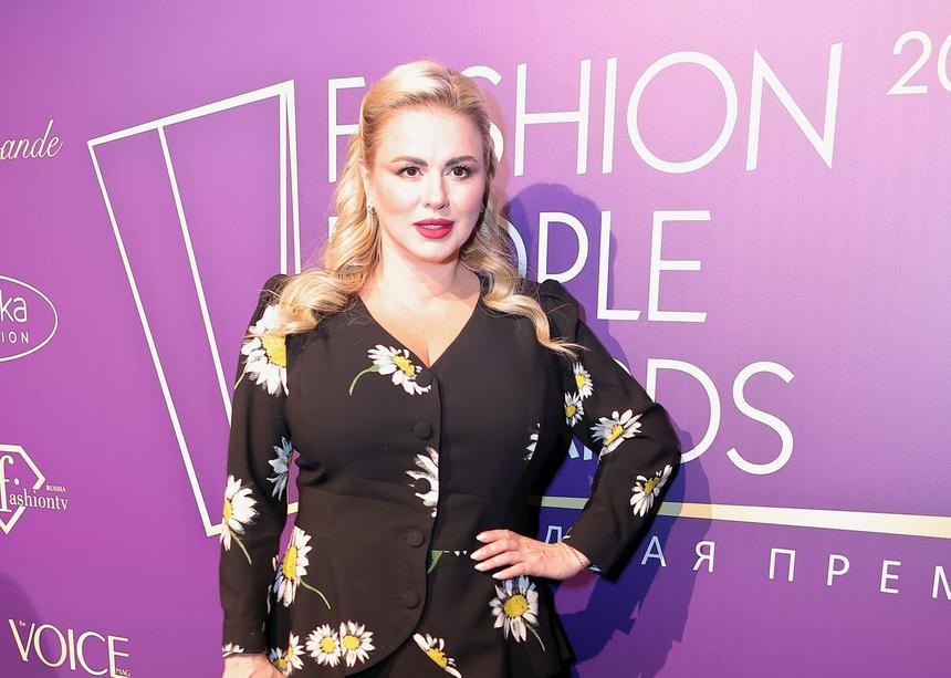 «Никто не мог спасти, началась паническая атака»: Семенович застряла с возлюбленным в лифте на Майорке