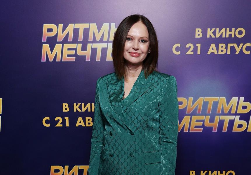 «Оказались в бедственном положении»: Ирина Безрукова продала платье ради помощи народным артистам
