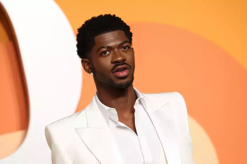 Рэпер Lil Nas X устроил драку с полицейскими во время прогулки в нижнем белье