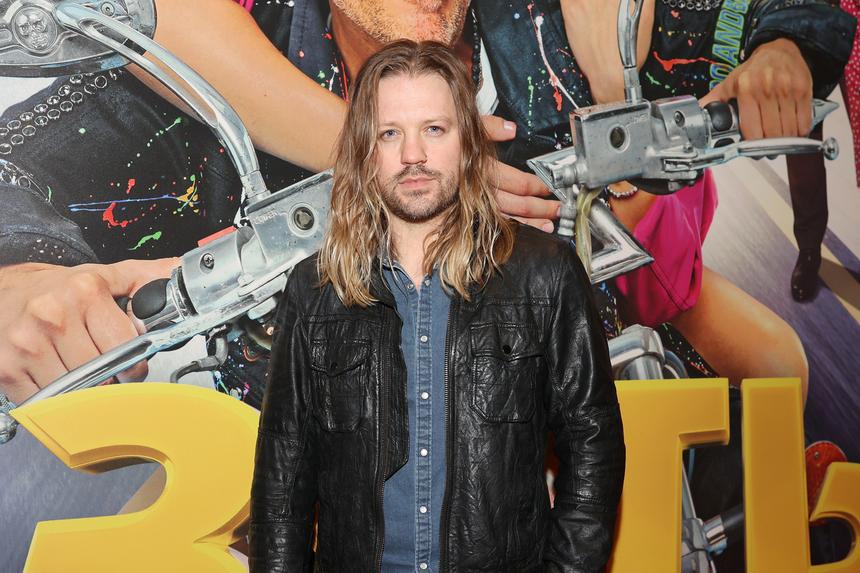 «Распылил газ из баллончика и скрылся»: на солиста группы «Челси» напали в Новосибирске