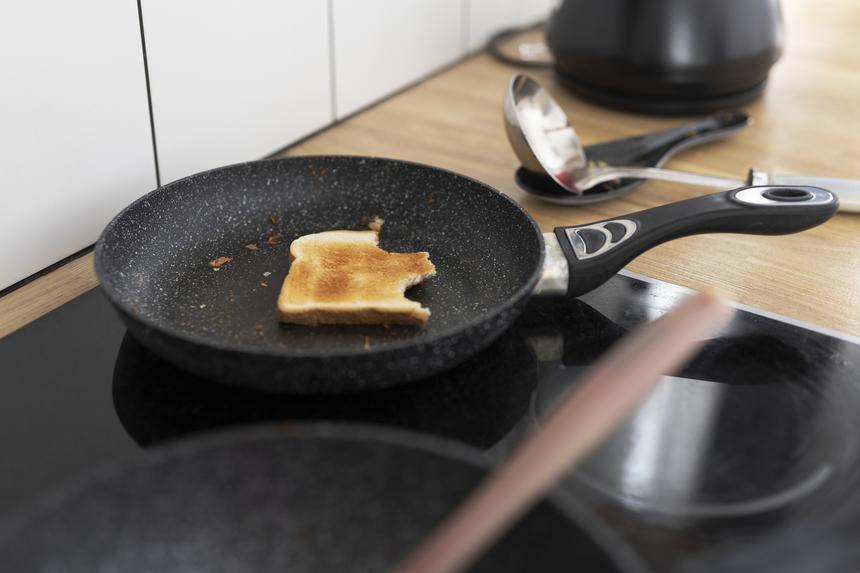 Россиянин до смерти избил изменившую ему сожительницу сковородкой