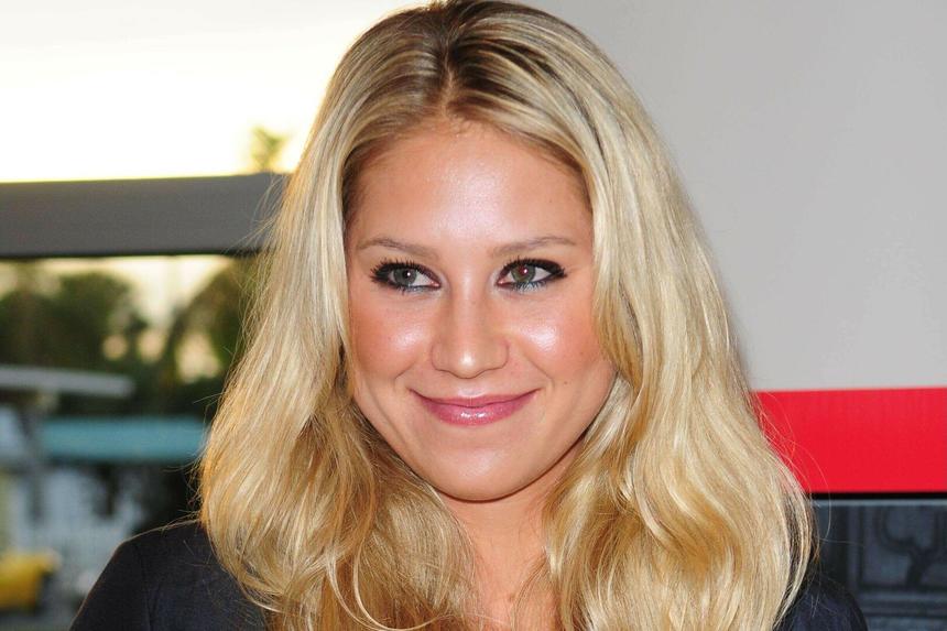 44-летнюю жену Иглесиаса Анну Курникову заподозрили в четвертой беременности