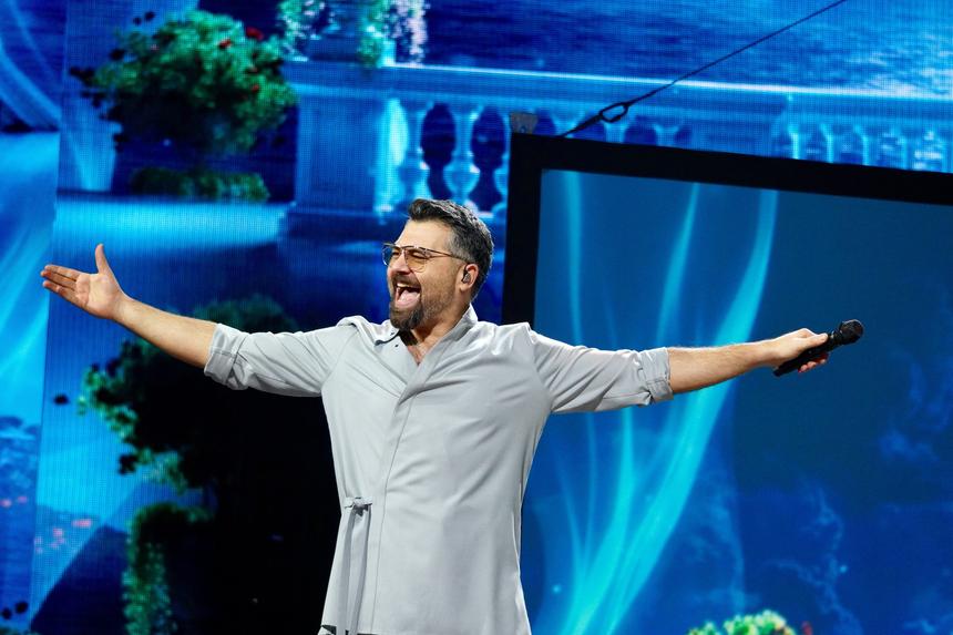 «Чувствую себя человеком-штативом»: Алексей Чумаков появился на публике через 7 дней после операции