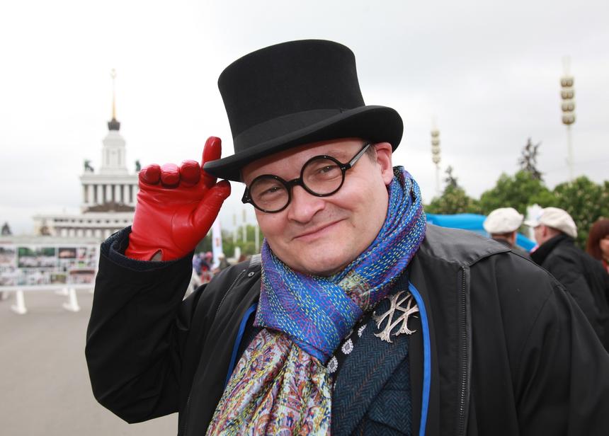 Побег в Париж, критика коллег и блошиные рынки: как живет Александр Васильев после СВО