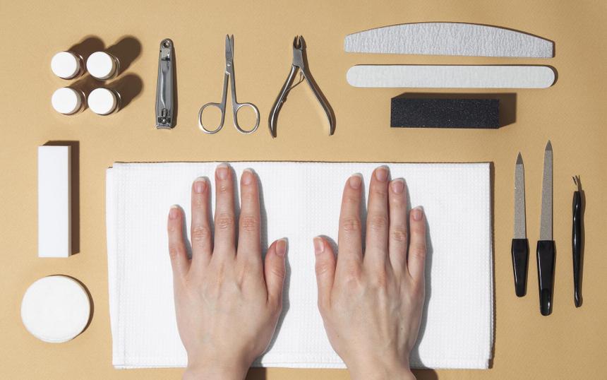 Вырезавшая ногти под корень российская маникюрша продолжает отбывать наказание