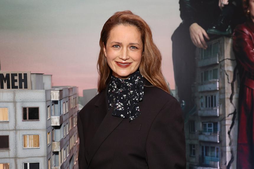 «Говорит, что я ее обманывала»: актриса Виктория Исакова показала, как дочь готовится к школе