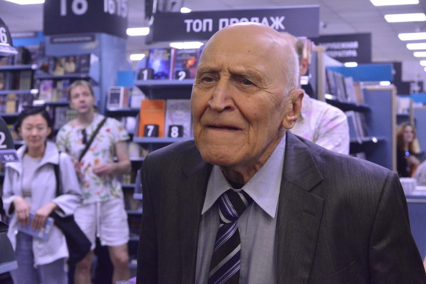 Выживает на пенсию в 40 тысяч: дочери бросили прикованного к постели Николая Дроздова