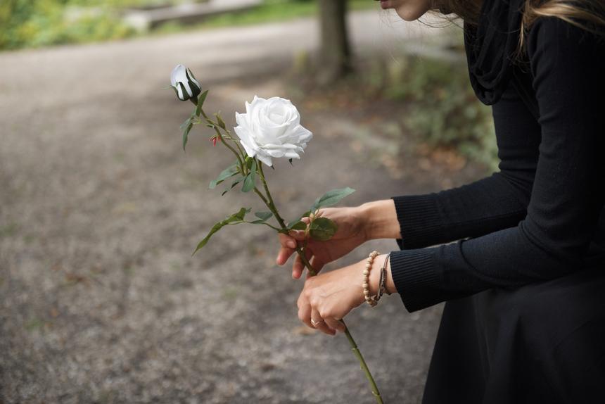 «Старший ребенок не мог достать зажигалку»: вдова бойца СВО рассказала о пожаре, в котором сгорели двое ее детей