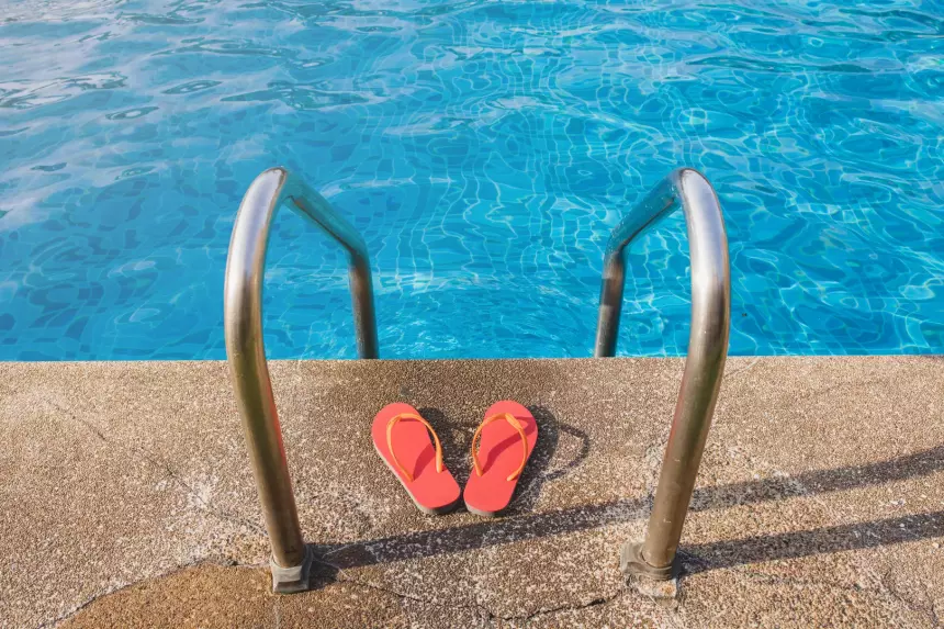 Младшей — 2 года: четверо детей попали в реанимацию после купания в бассейне на отдыхе в Анапе