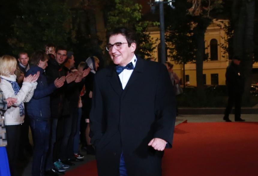 «У меня вечно пионерство кое-где играет»: Дибров впервые после новостей о разводе появился на премьере фильма