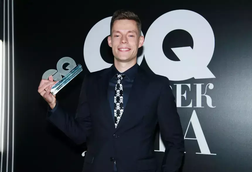 Компания Дудя* заработала почти в два раза меньше после его отъезда из России