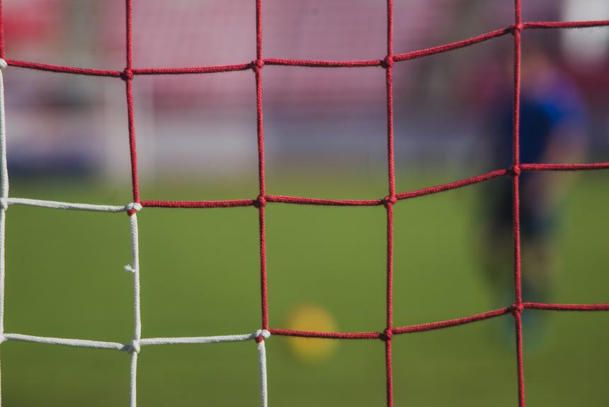 Вратарь отбил пенальти грудью и умер