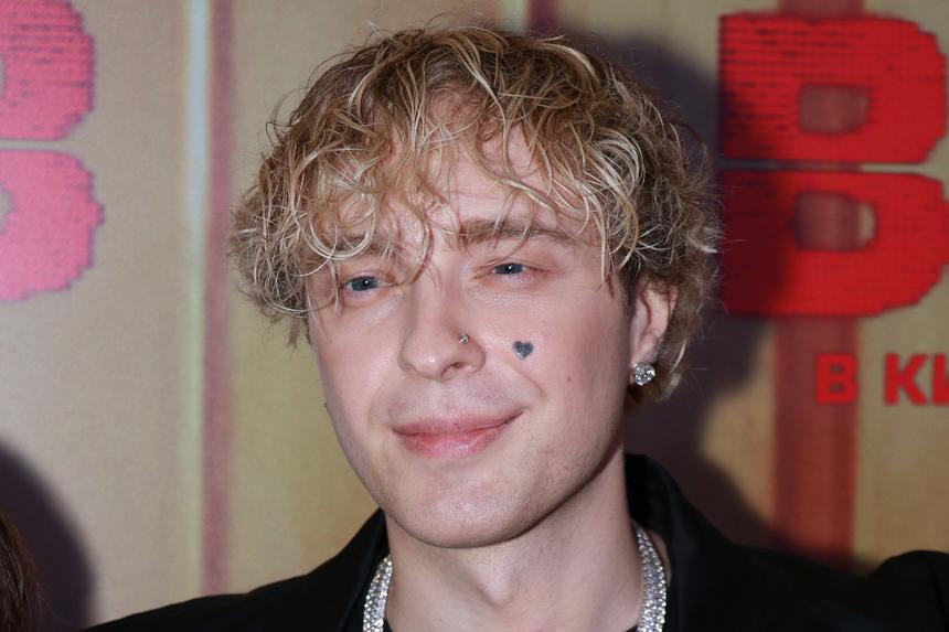 Егор Крид после критики Мизулиной переодел танцовщицу в шубу и изменил номер