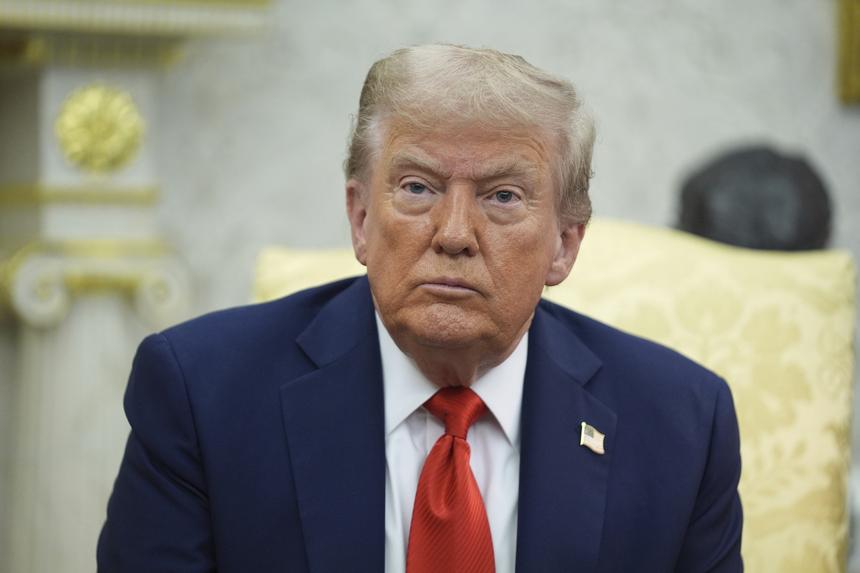 «Серьезный признак»: чем может быть опасен синяк на руке президента США Дональда Трампа